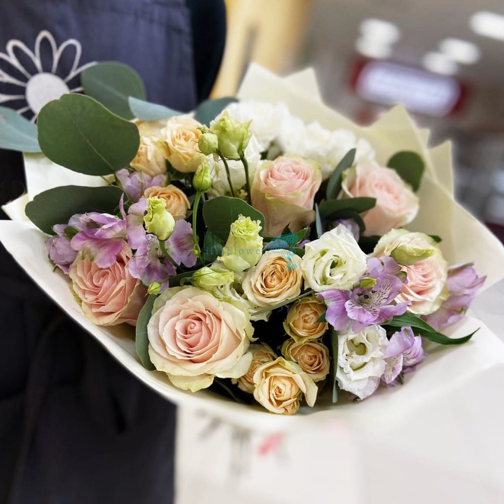 Букет цветов Воздушная меренга Букет цветов из: Лизиантусы, Альстромерии и Розы